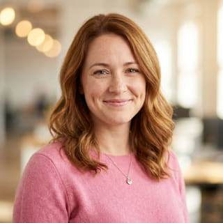 Emily Watson jako dyrektor ds. obsługi klienta w Pochodnia Kapitava